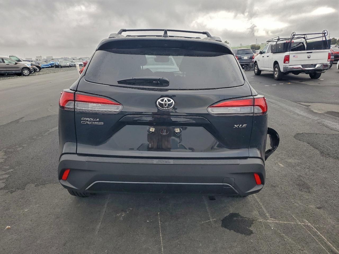 2025 TOYOTA COROLLA CROSS XLE photo 11