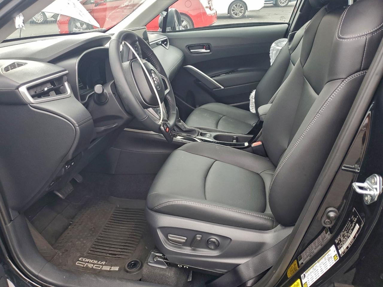 2025 TOYOTA COROLLA CROSS XLE photo 13