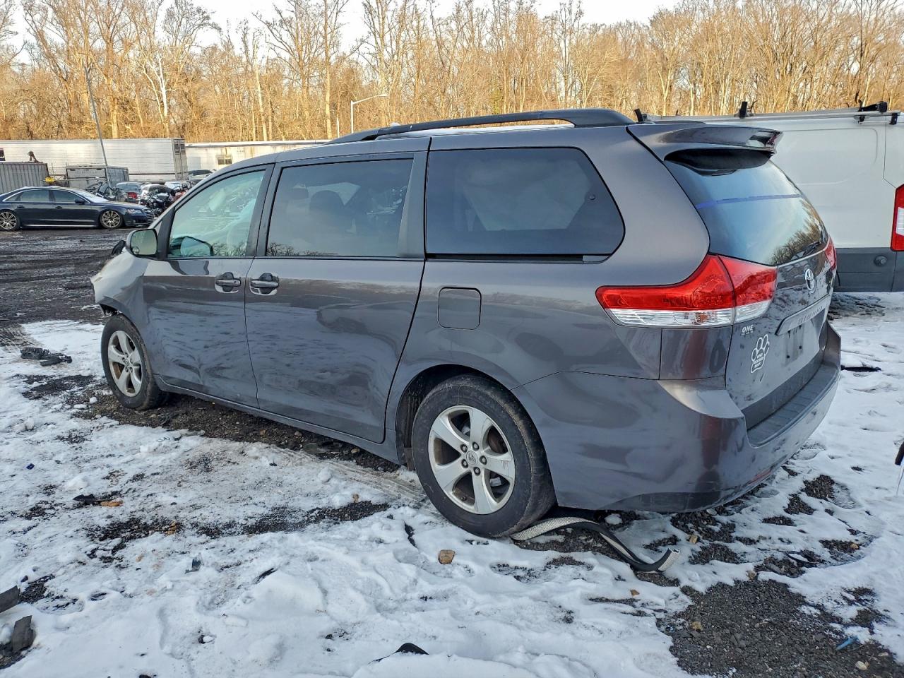 2013 TOYOTA SIENNA LE photo 3