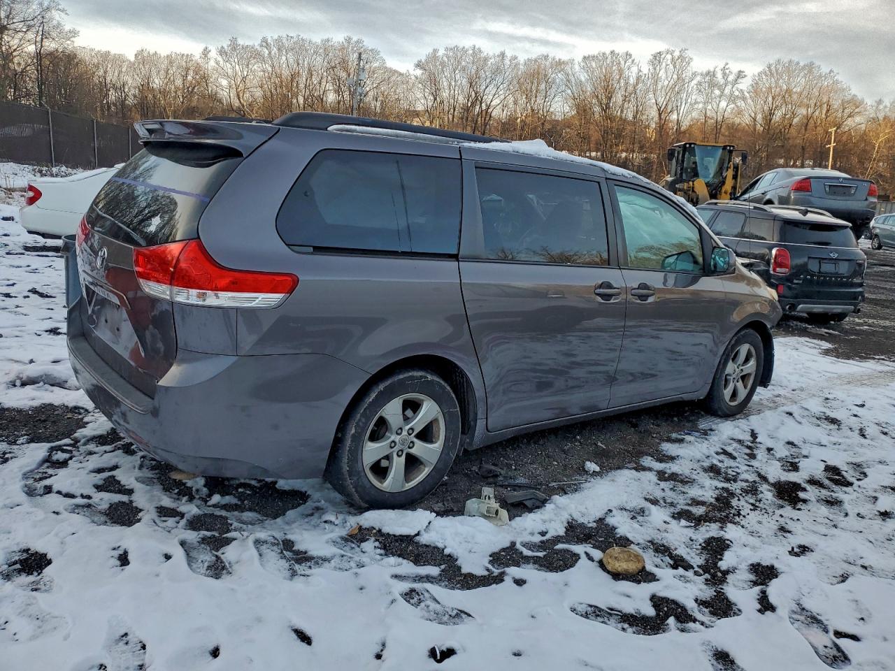 2013 TOYOTA SIENNA LE photo 5