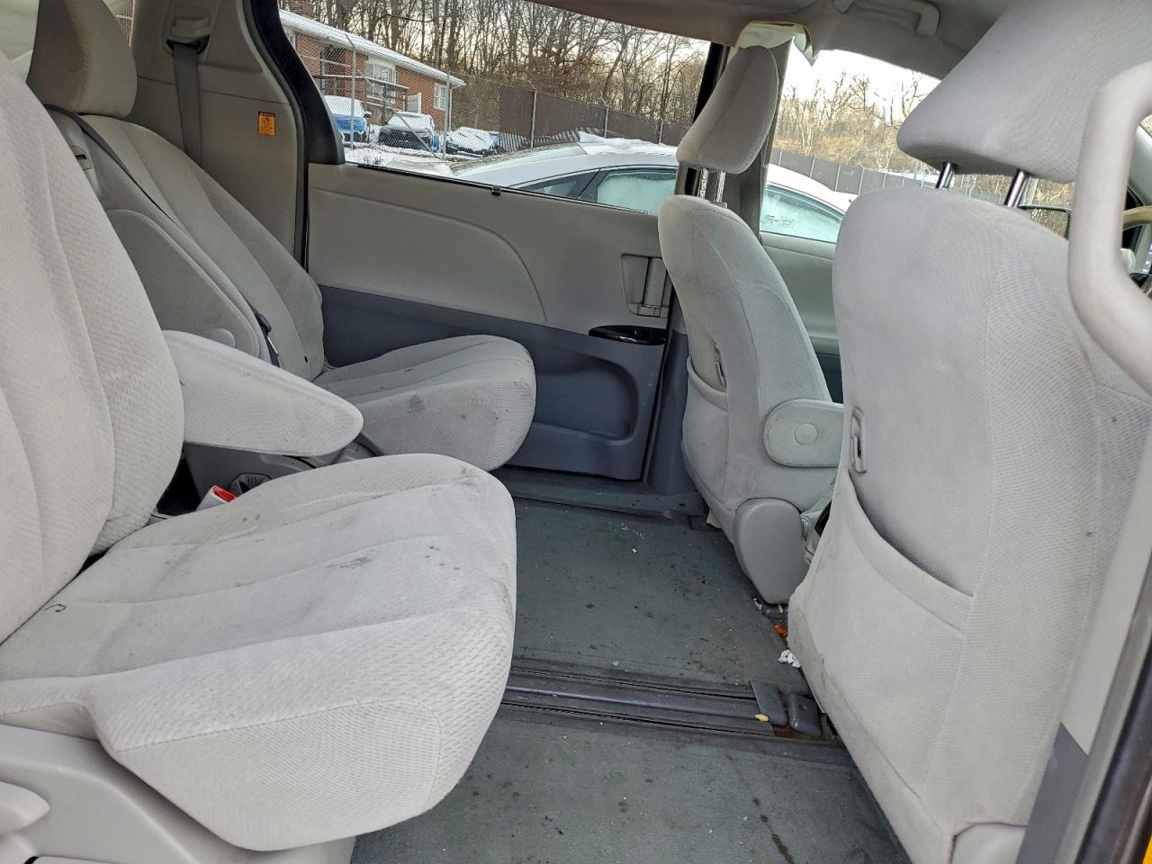 2013 TOYOTA SIENNA LE photo 21