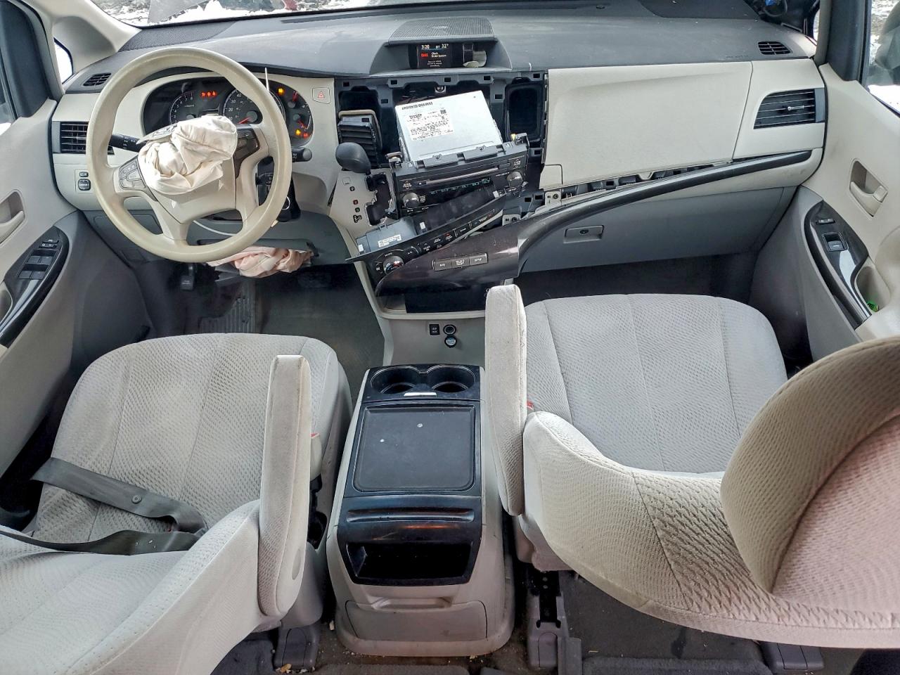2013 TOYOTA SIENNA LE photo 15