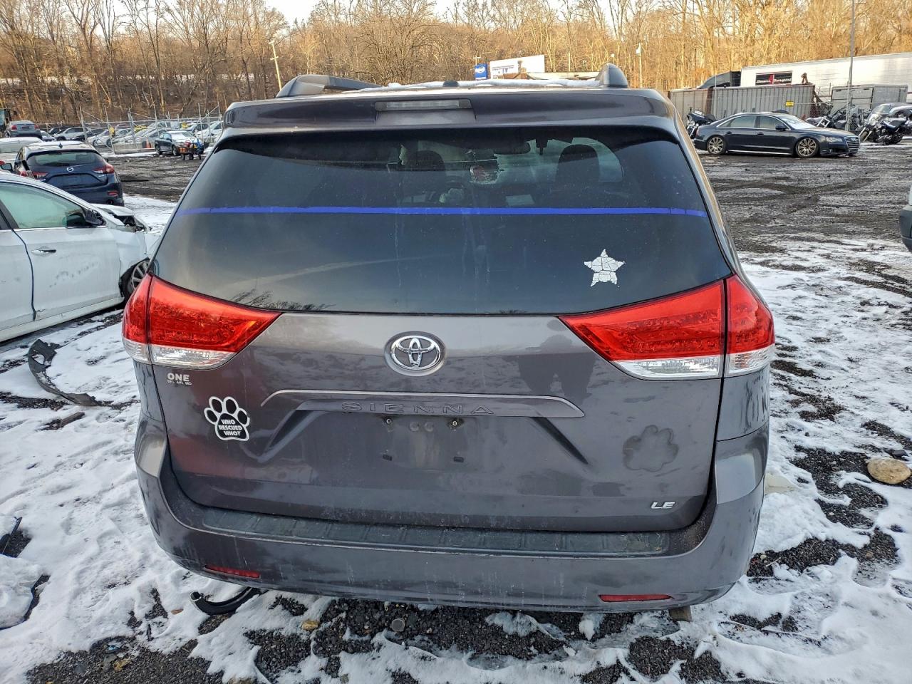 2013 TOYOTA SIENNA LE photo 11