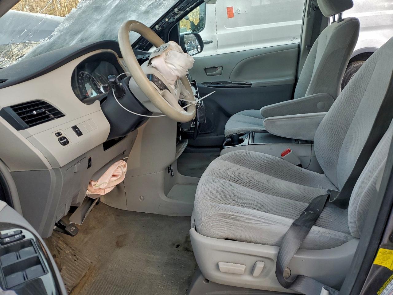 2013 TOYOTA SIENNA LE photo 13