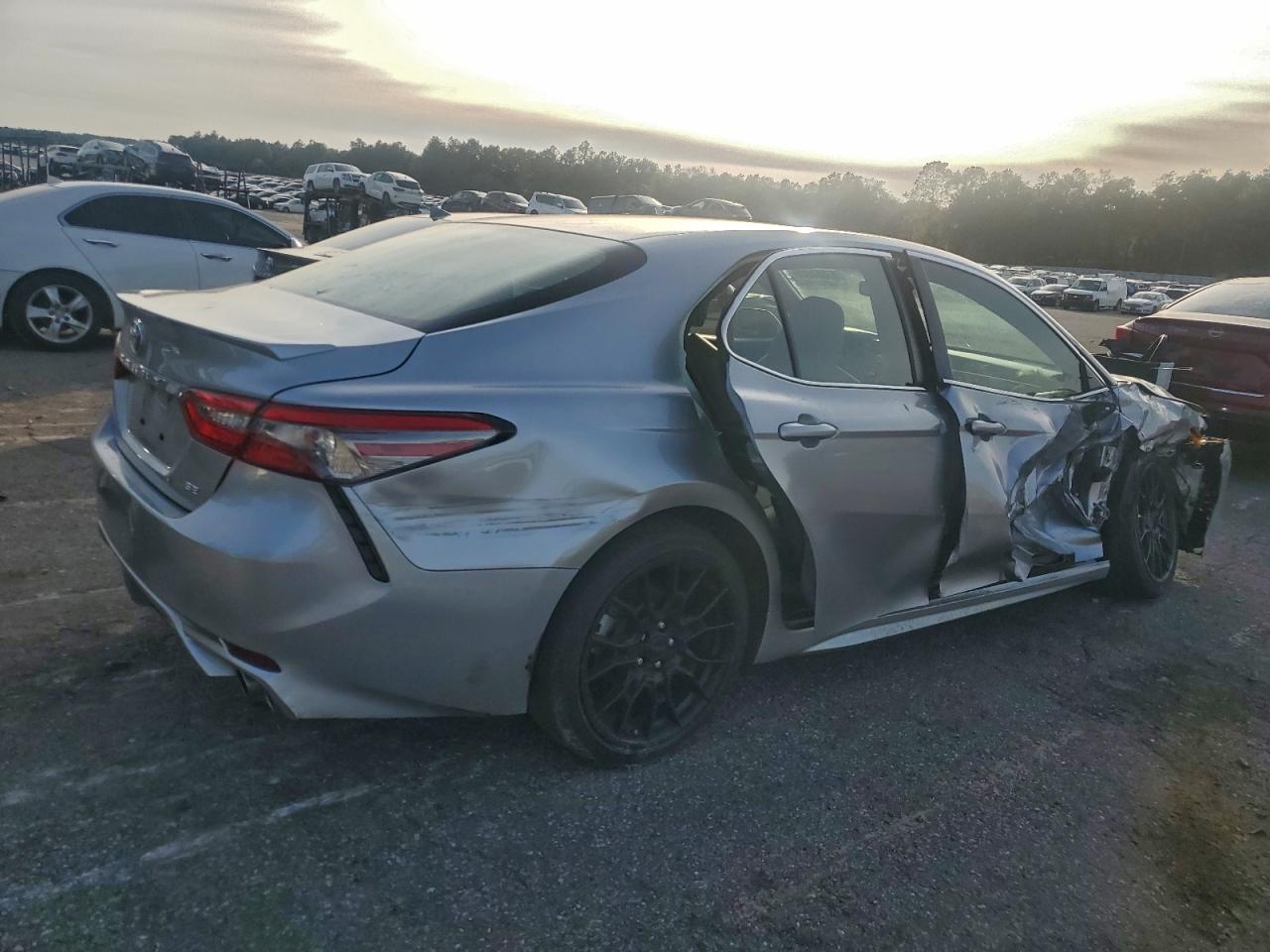 2018 TOYOTA CAMRY photo 3