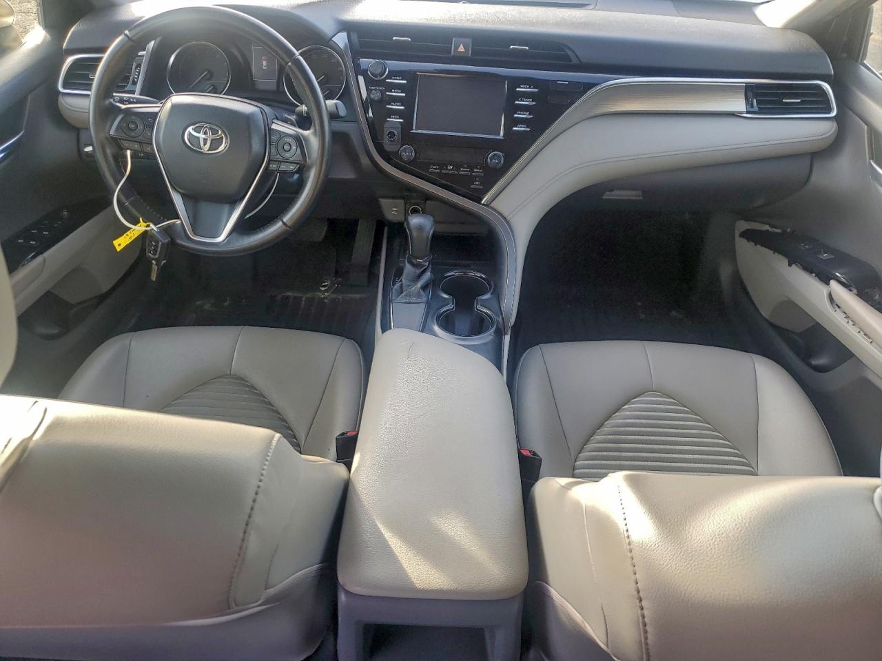 2018 TOYOTA CAMRY photo 8
