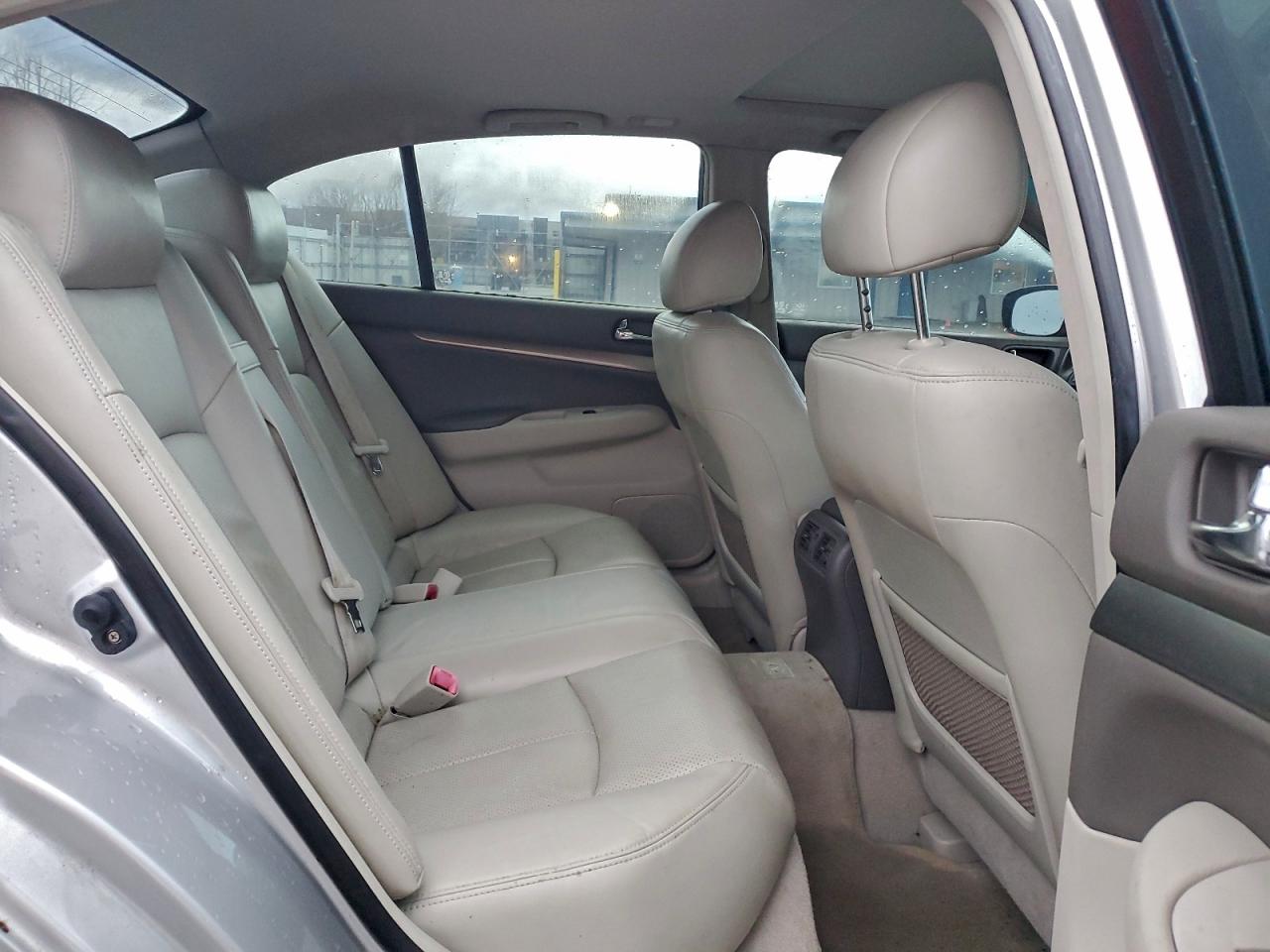 2011 INFINITI G37 BASE photo 10