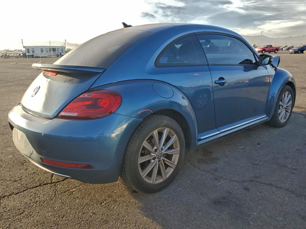 2017 VOLKSWAGEN BEETLE SE photo 5