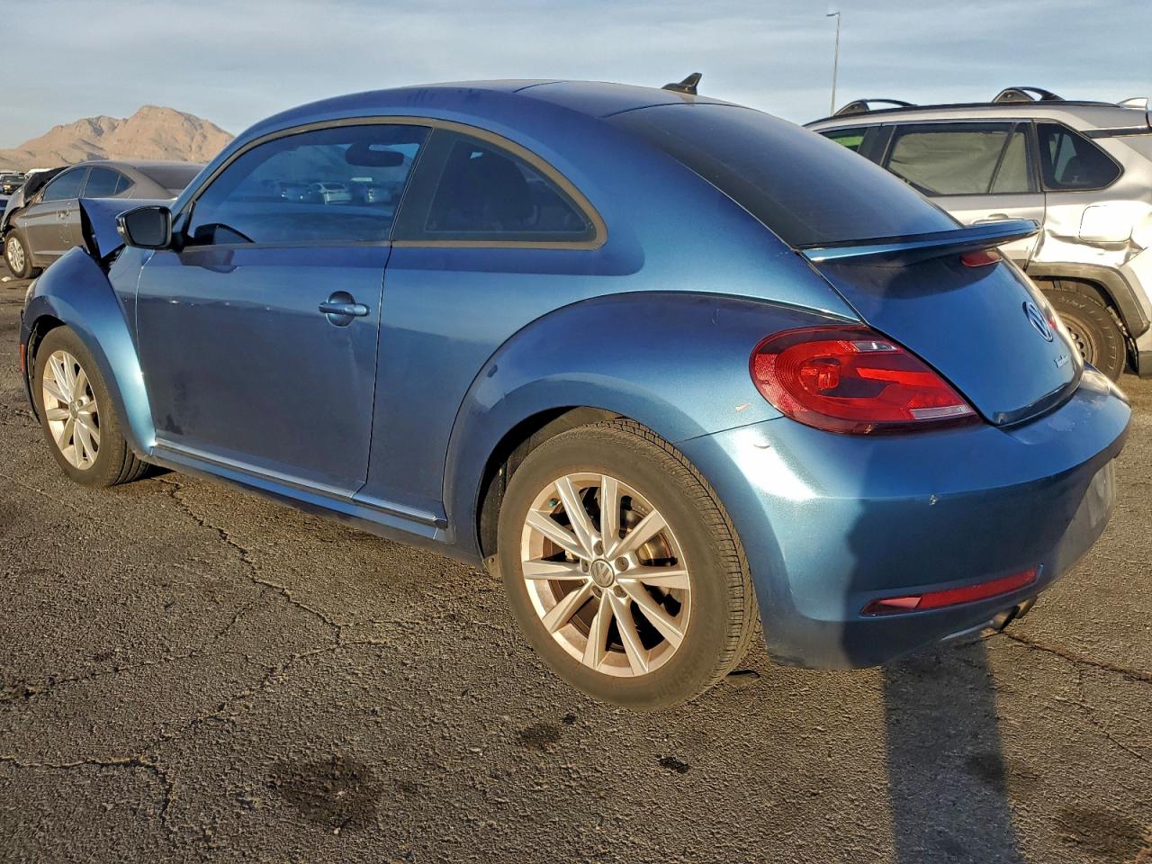 2017 VOLKSWAGEN BEETLE SE photo 3