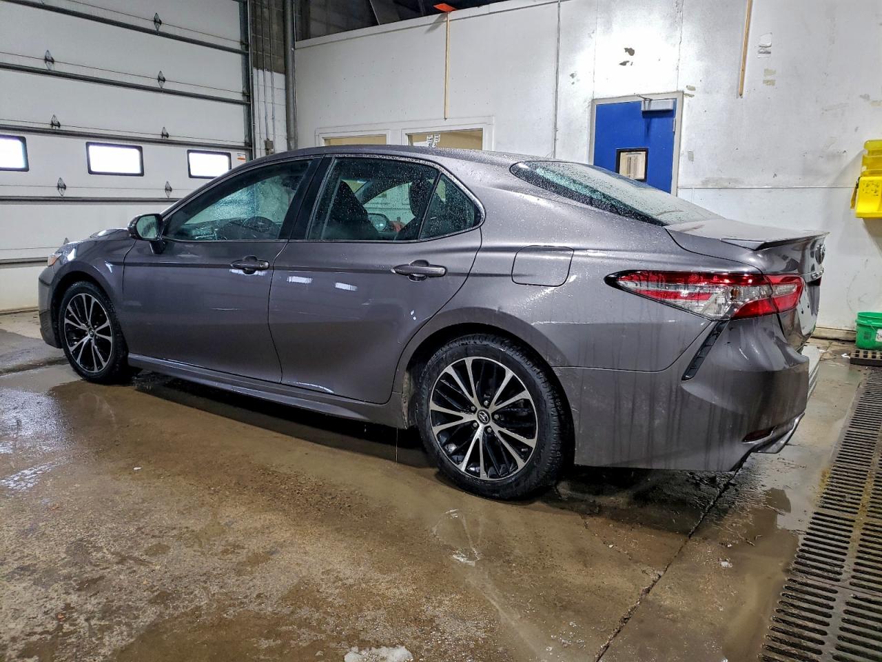 2018 TOYOTA CAMRY L photo 3