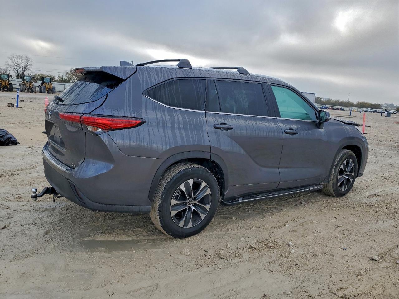 2021 TOYOTA HIGHLANDER XLE photo 5