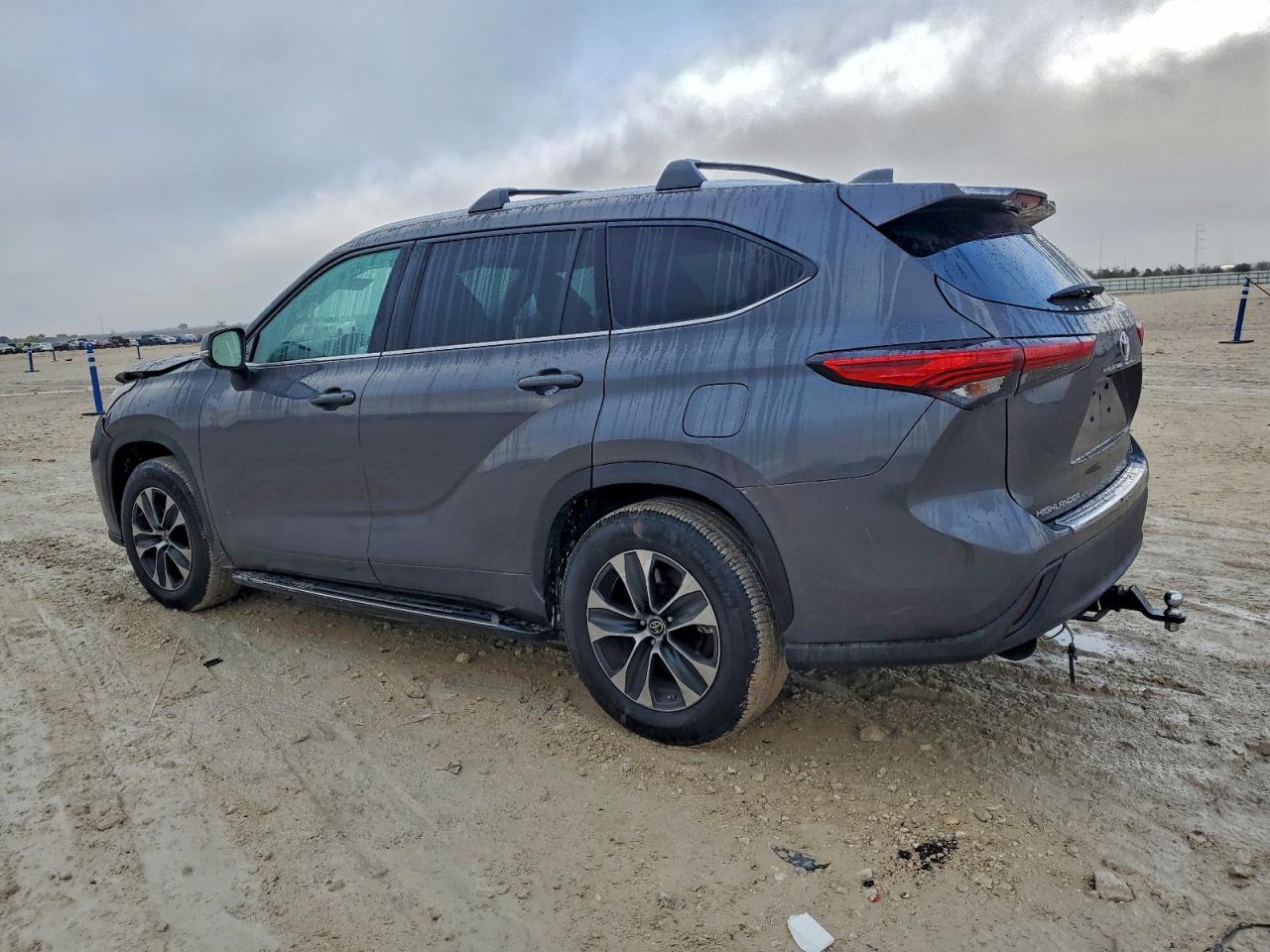 2021 TOYOTA HIGHLANDER XLE photo 3