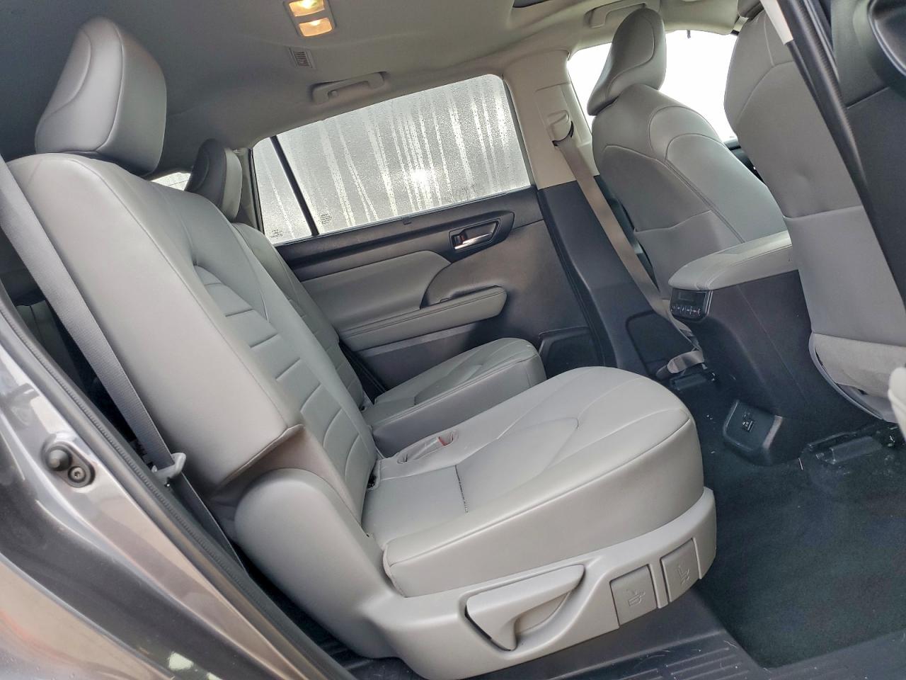 2021 TOYOTA HIGHLANDER XLE photo 21