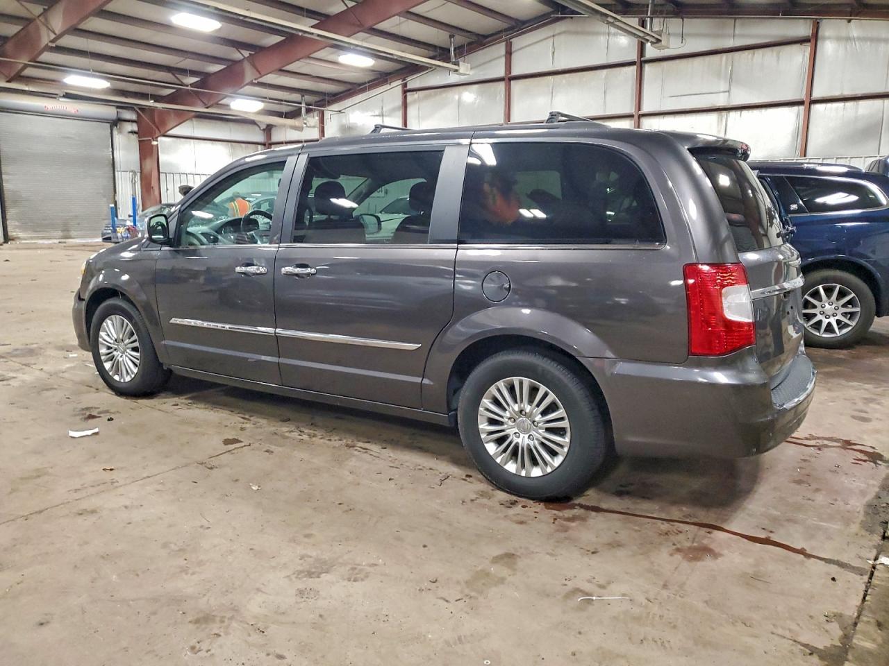 2015 CHRYSLER TOWN & COUNTRY TOURING L photo 2