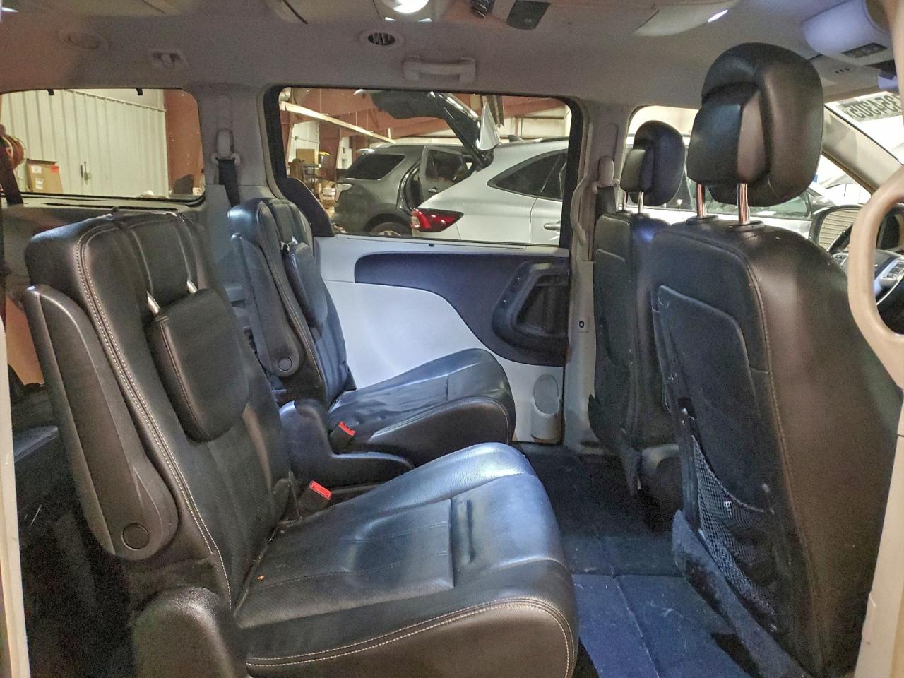2015 CHRYSLER TOWN & COUNTRY TOURING L photo 11