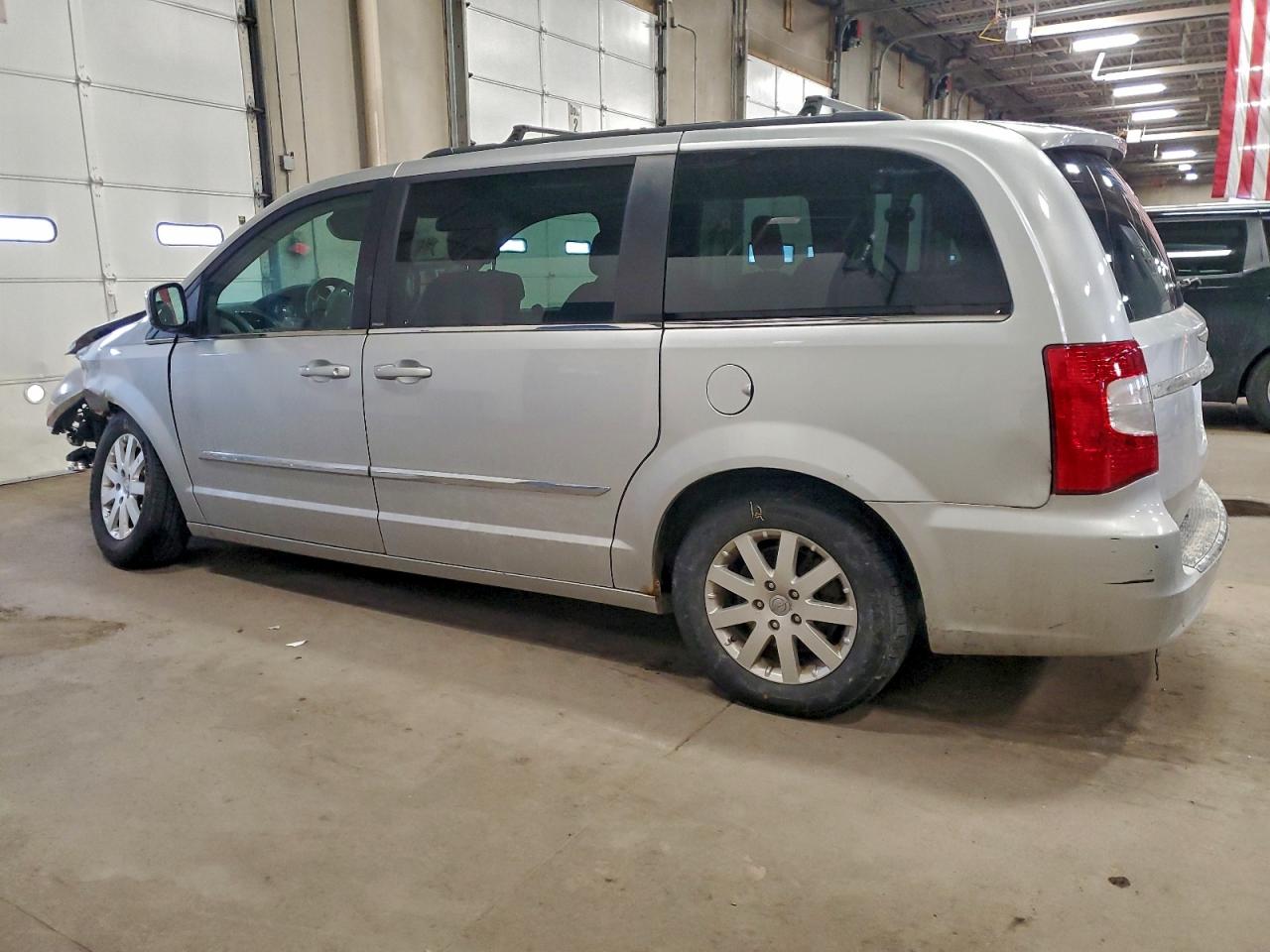 2012 CHRYSLER TOWN & COUNTRY TOURING L photo 2