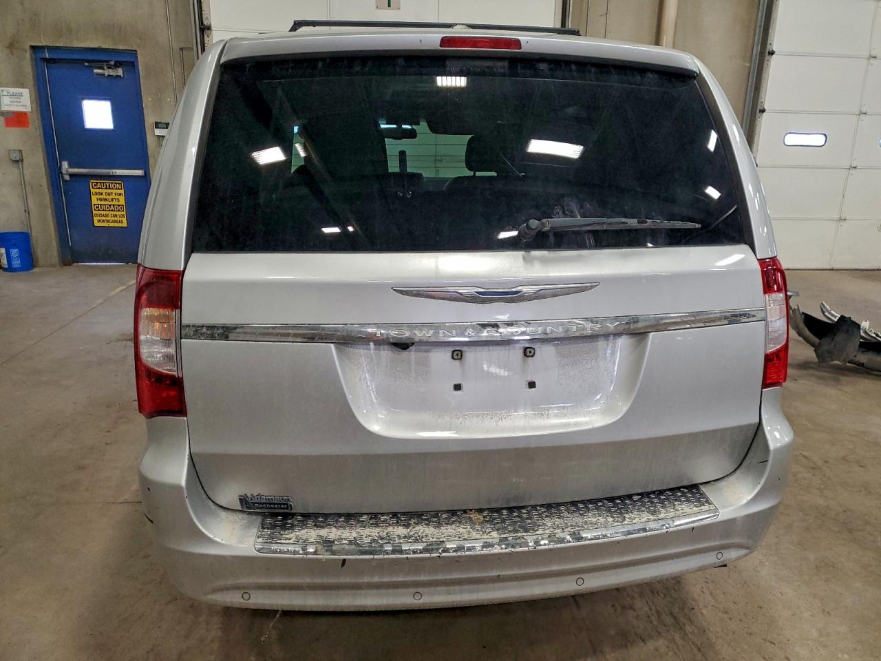 2012 CHRYSLER TOWN & COUNTRY TOURING L photo 6
