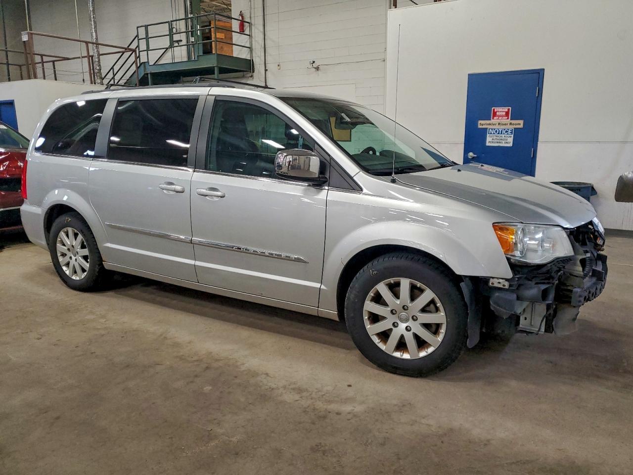 2012 CHRYSLER TOWN & COUNTRY TOURING L photo 4