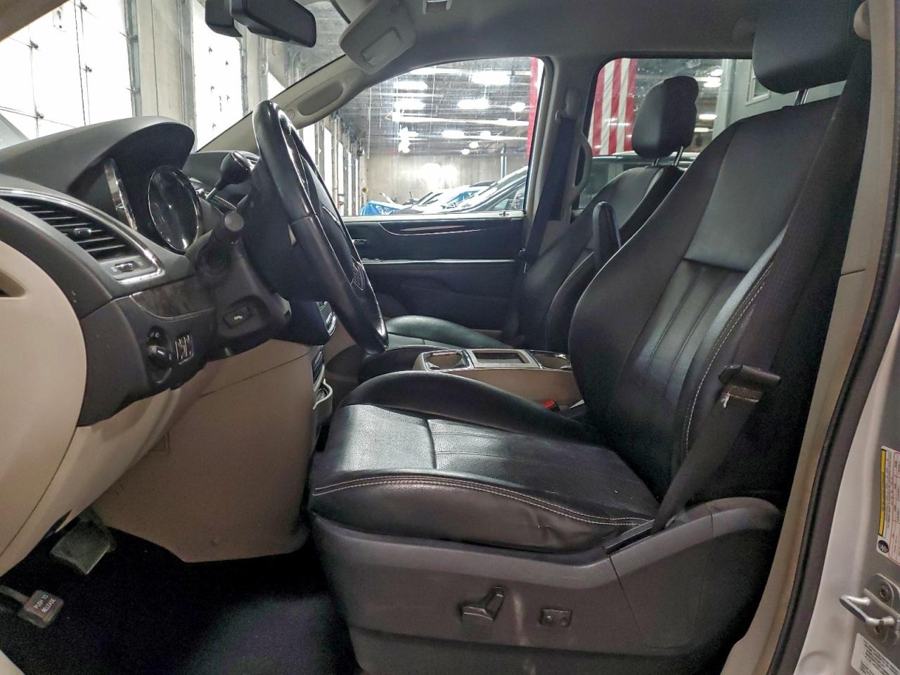 2012 CHRYSLER TOWN & COUNTRY TOURING L photo 7