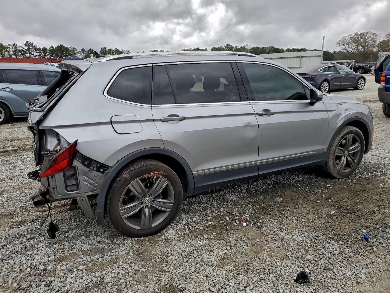 2020 VOLKSWAGEN TIGUAN SE photo 3