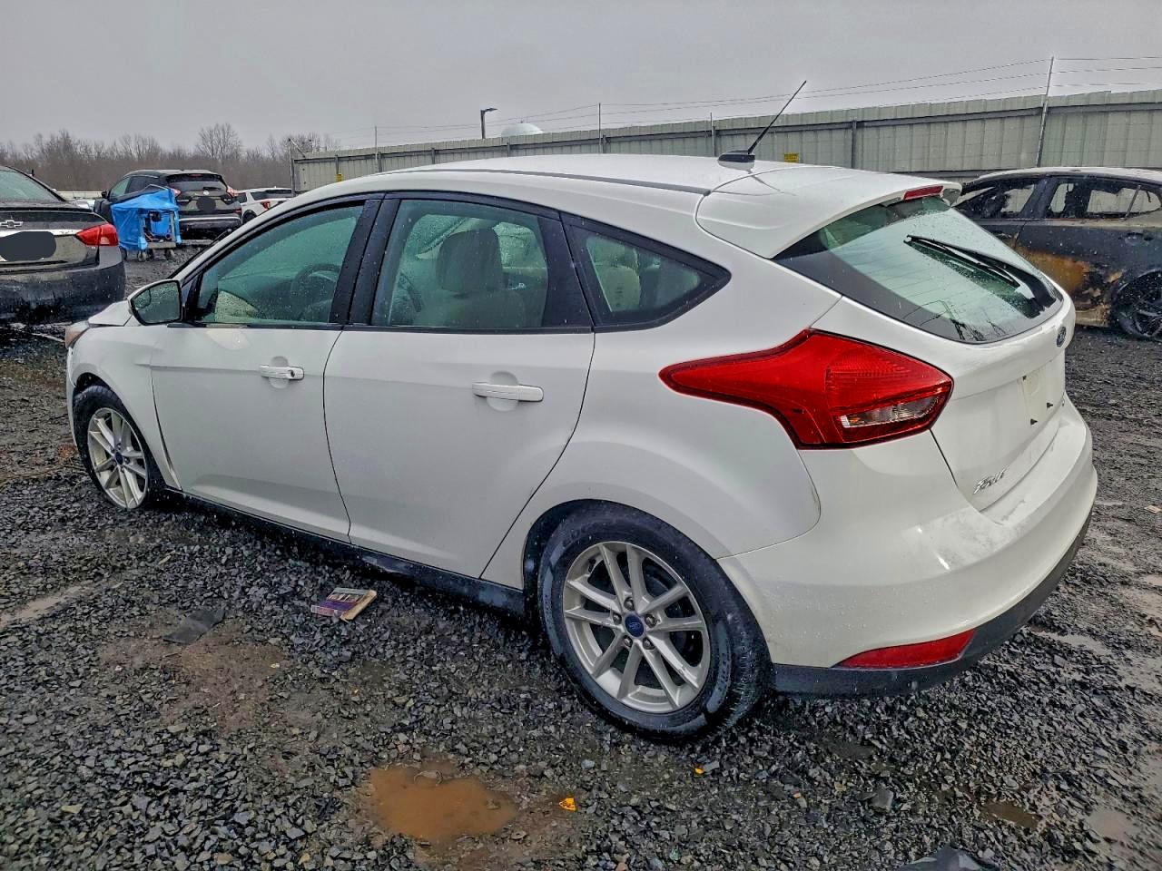 2015 FORD FOCUS SE photo 3