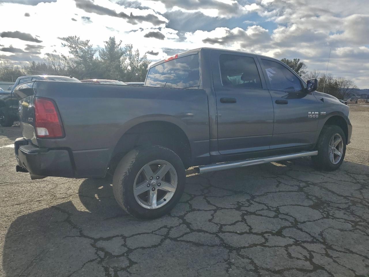 2014 RAM 1500 ST photo 7
