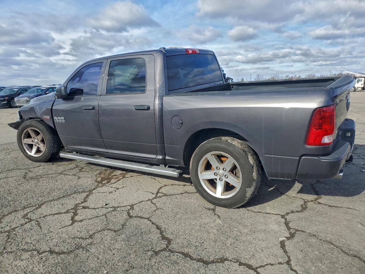 2014 RAM 1500 ST photo 4