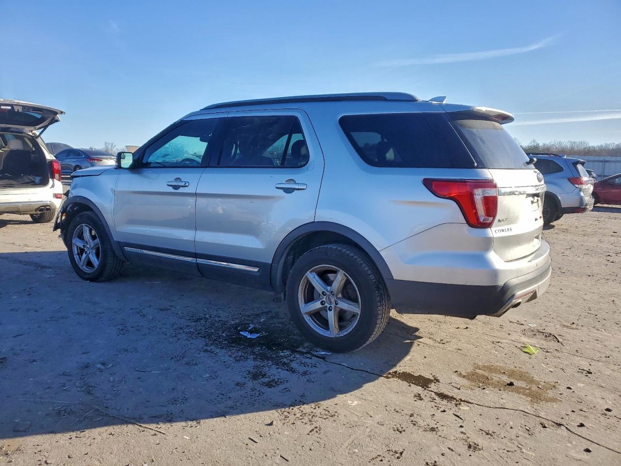 2016 FORD EXPLORER XLT photo 2