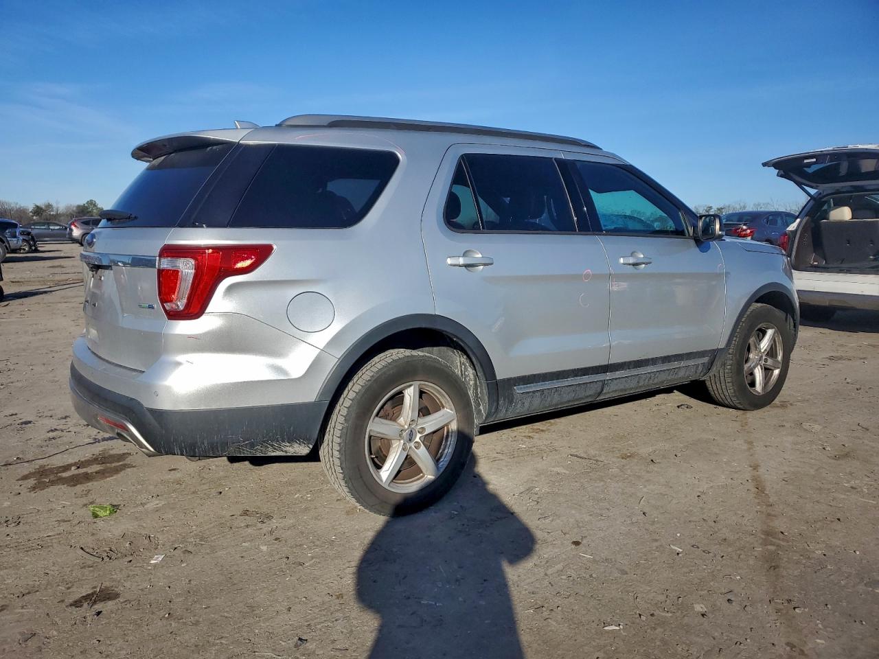 2016 FORD EXPLORER XLT photo 3