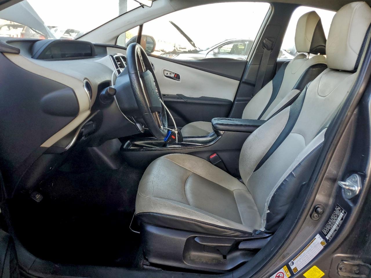 2016 TOYOTA PRIUS photo 7