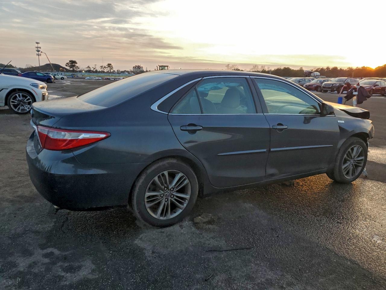 2016 TOYOTA CAMRY HYBRID photo 9