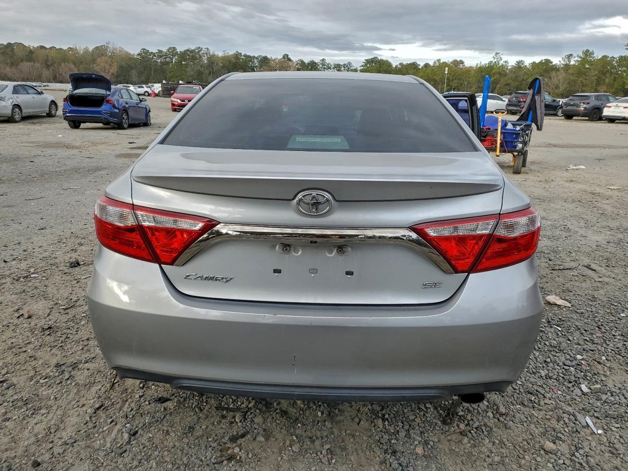 2015 TOYOTA CAMRY LE photo 16