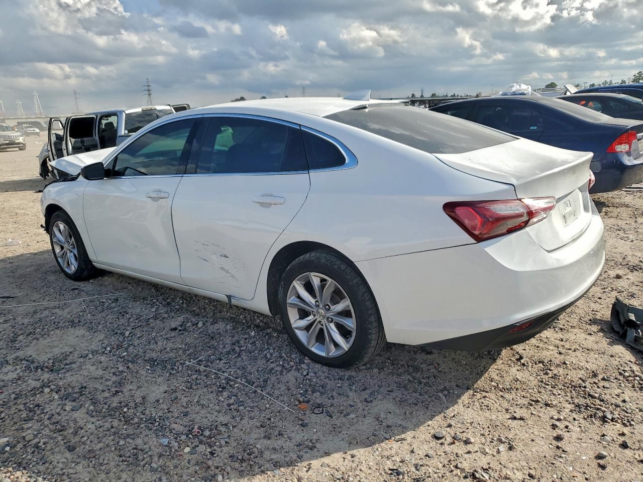 2020 CHEVROLET MALIBU LT photo 2