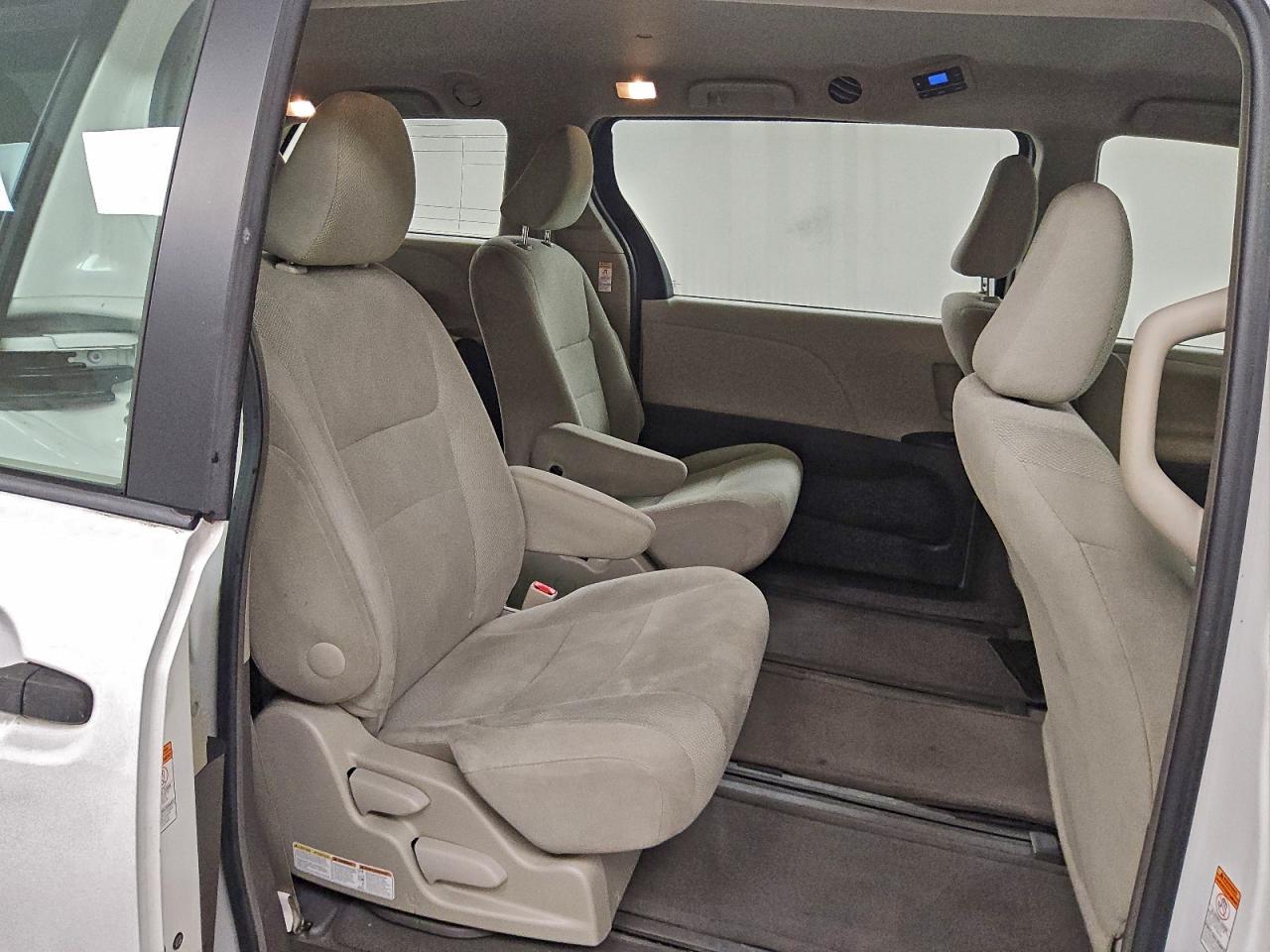 2016 TOYOTA SIENNA photo 11