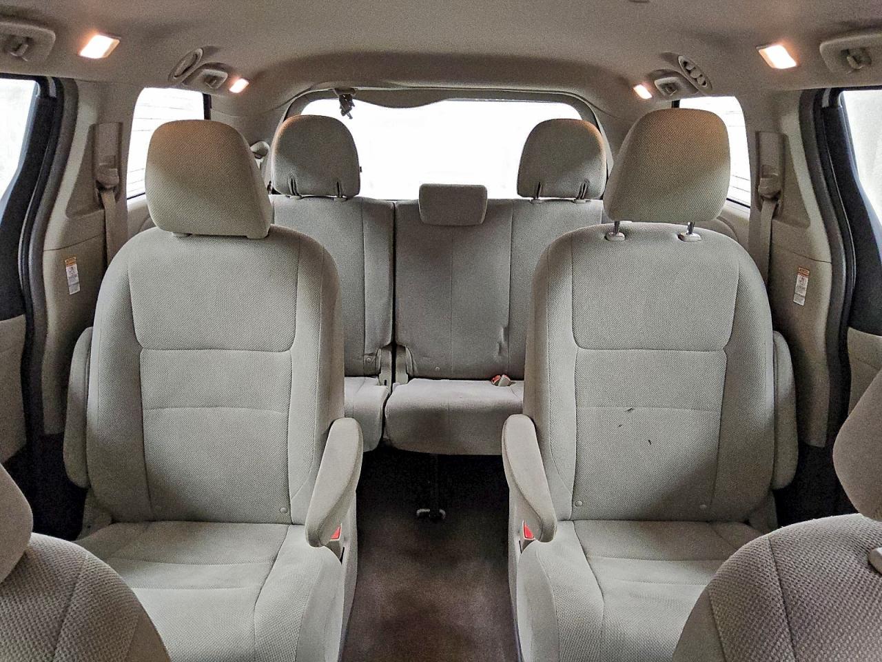 2016 TOYOTA SIENNA photo 10