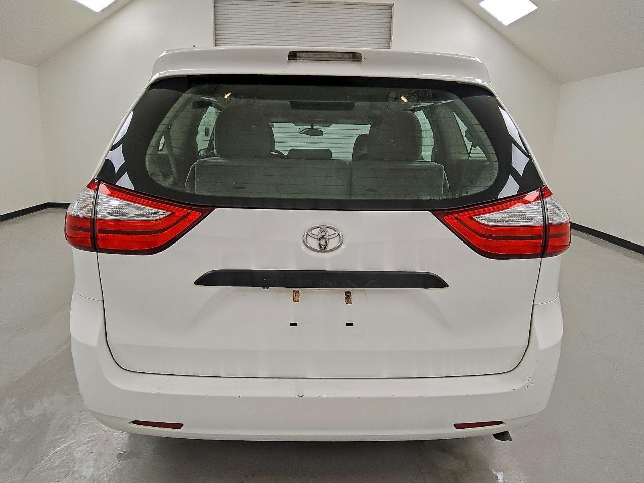 2016 TOYOTA SIENNA photo 6