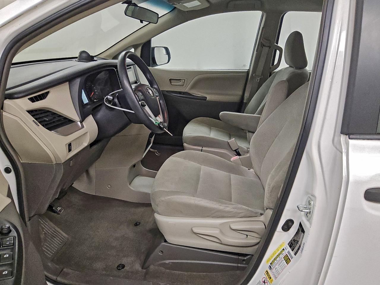 2016 TOYOTA SIENNA photo 7
