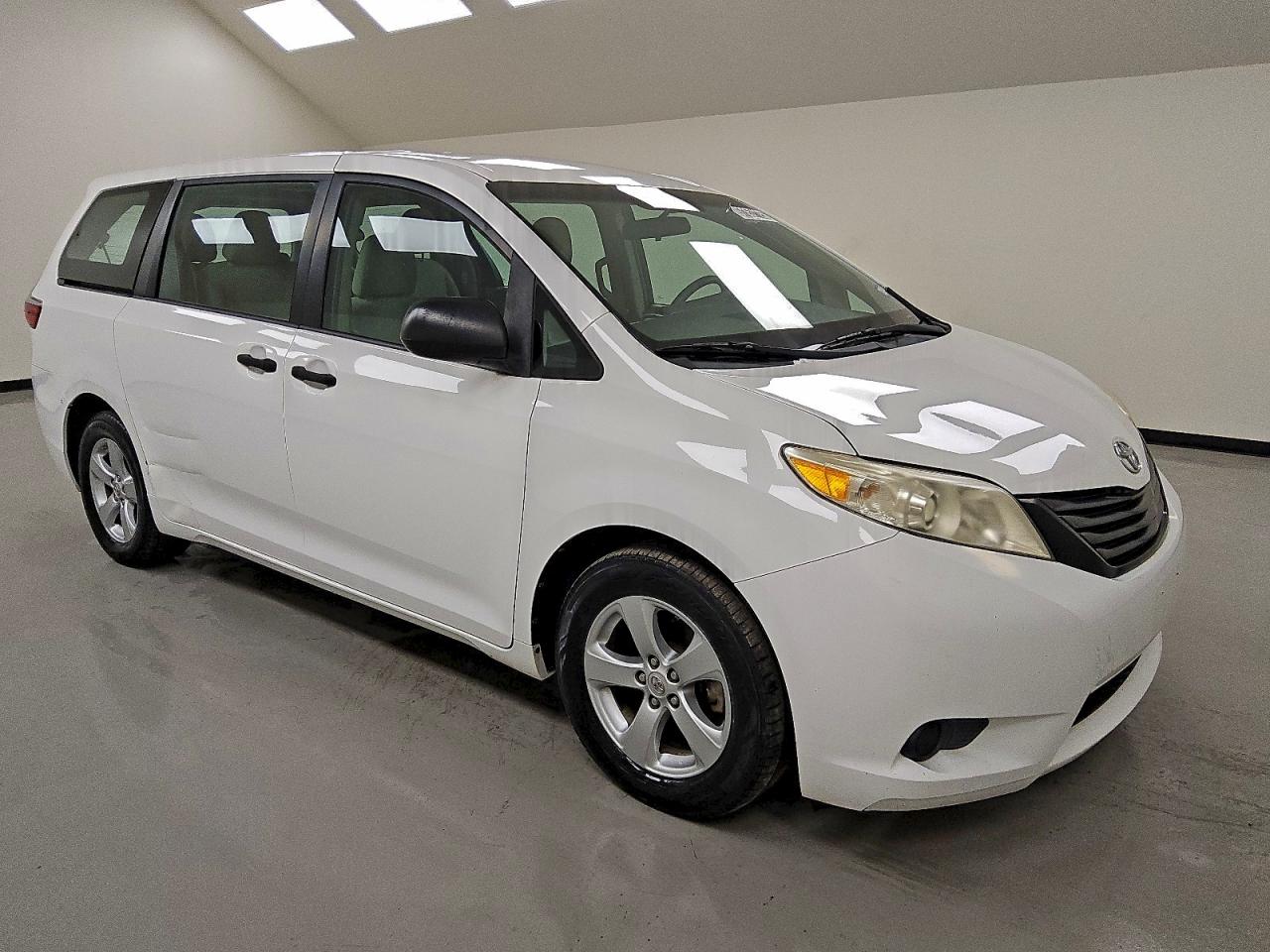 2016 TOYOTA SIENNA photo 4