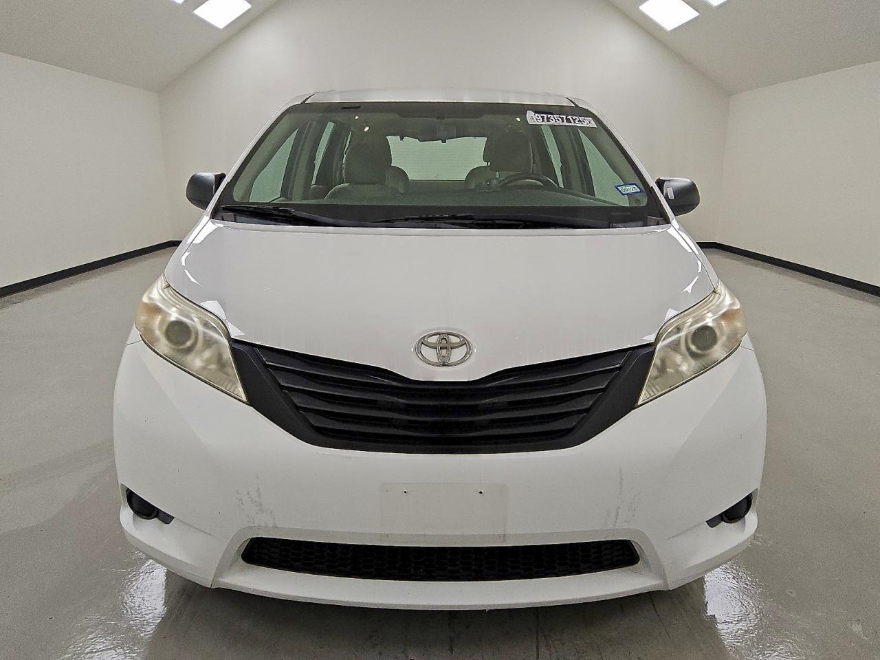 2016 TOYOTA SIENNA photo 5
