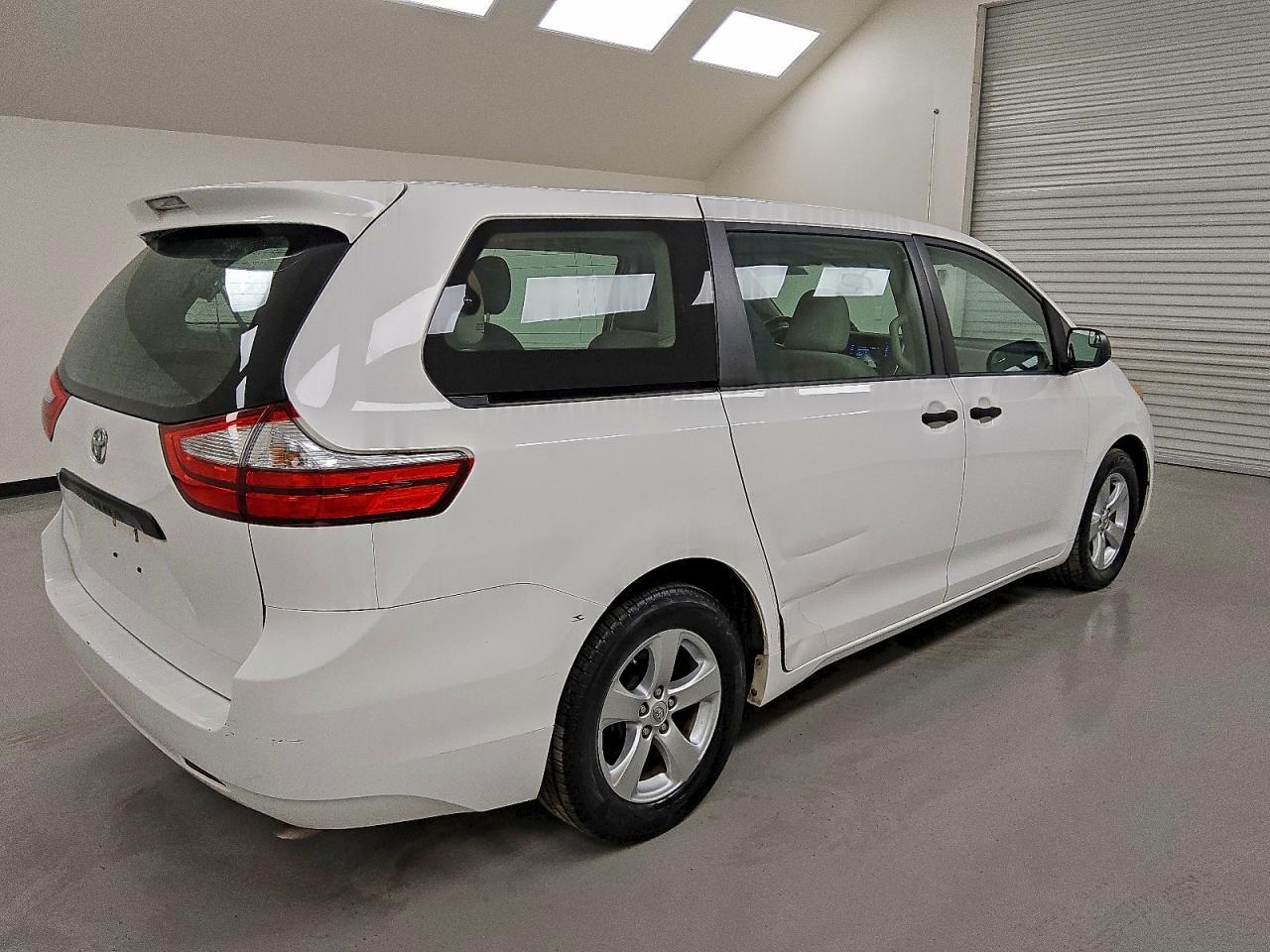 2016 TOYOTA SIENNA photo 3
