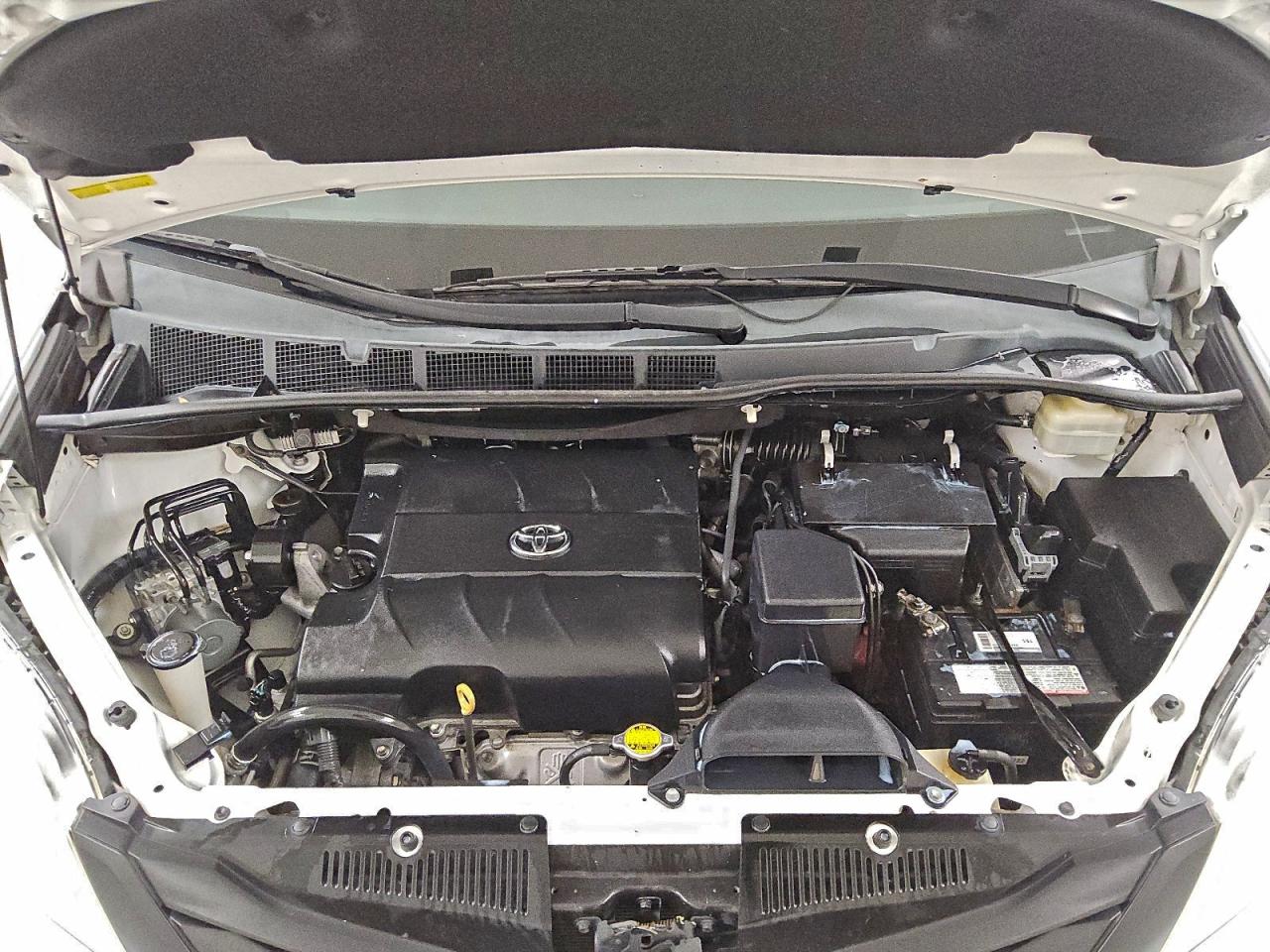 2016 TOYOTA SIENNA photo 12