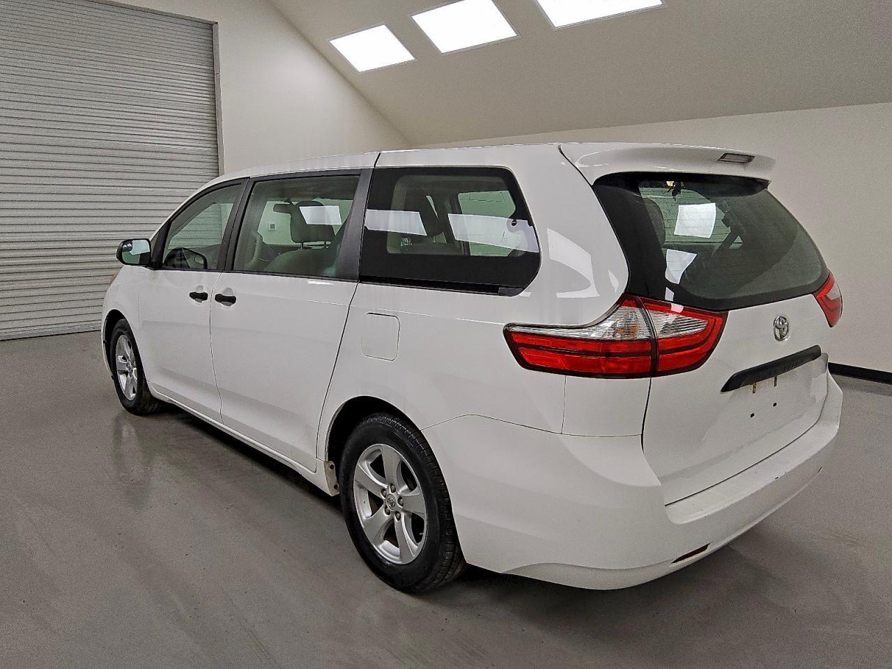 2016 TOYOTA SIENNA photo 2