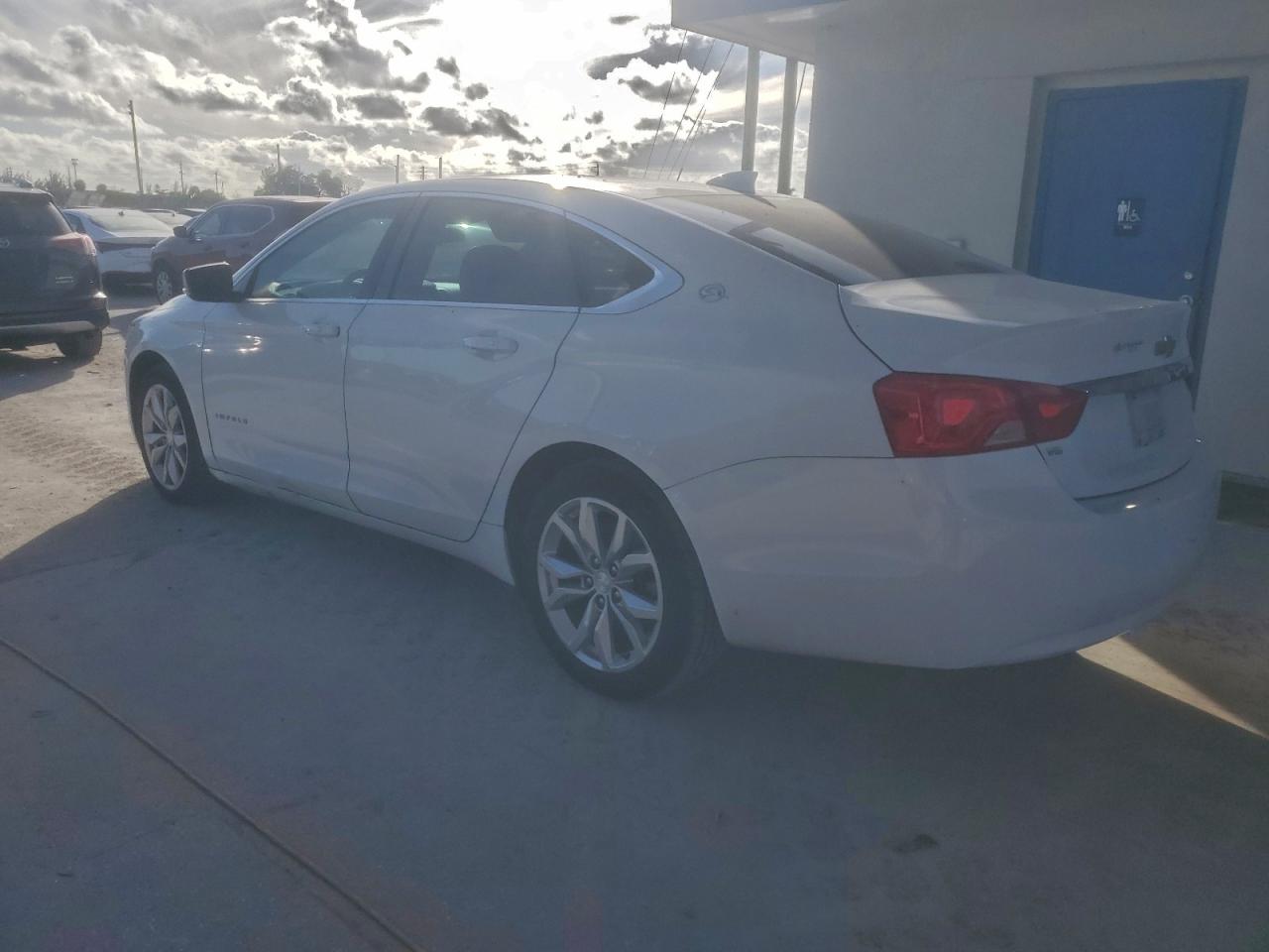 2018 CHEVROLET IMPALA LT photo 2