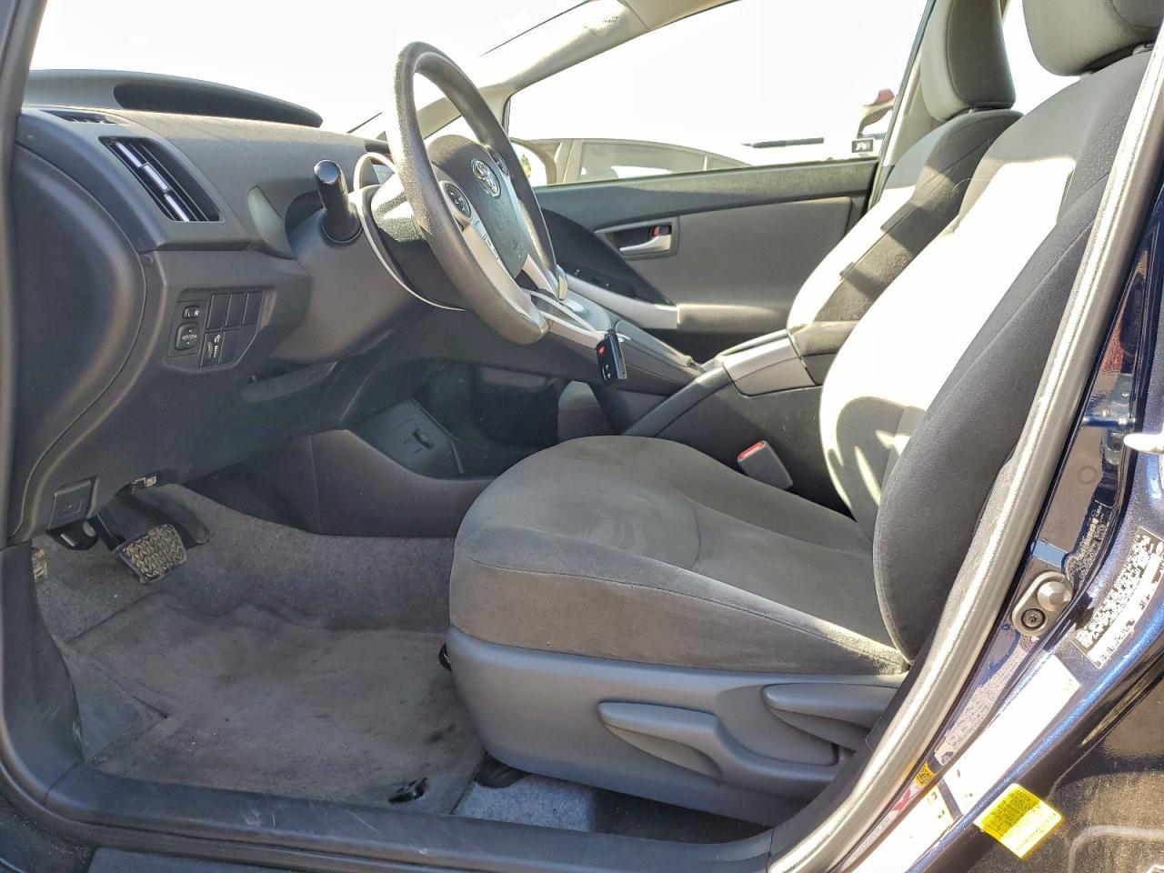 2015 TOYOTA PRIUS photo 13