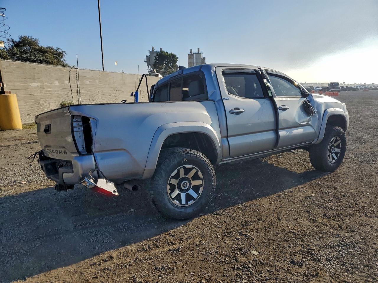 2017 TOYOTA TACOMA DOUBLE CAB photo 3