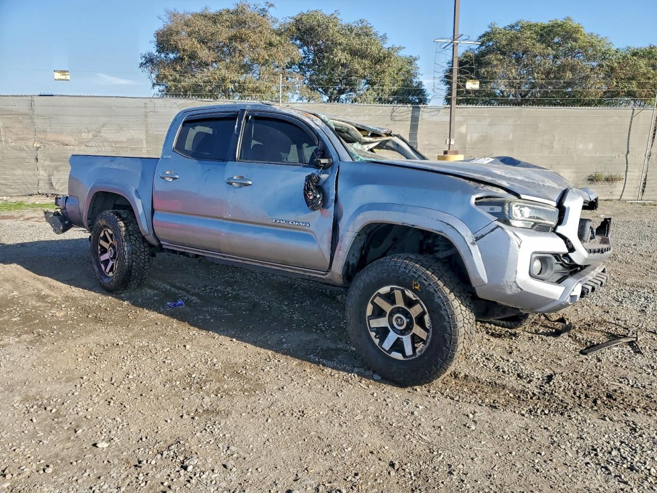 2017 TOYOTA TACOMA DOUBLE CAB photo 4