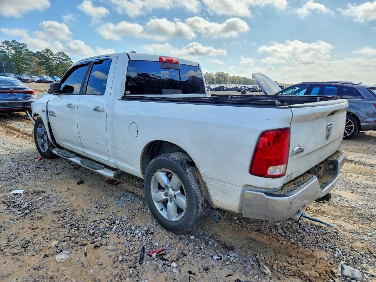 2016 RAM 1500 SLT photo 3