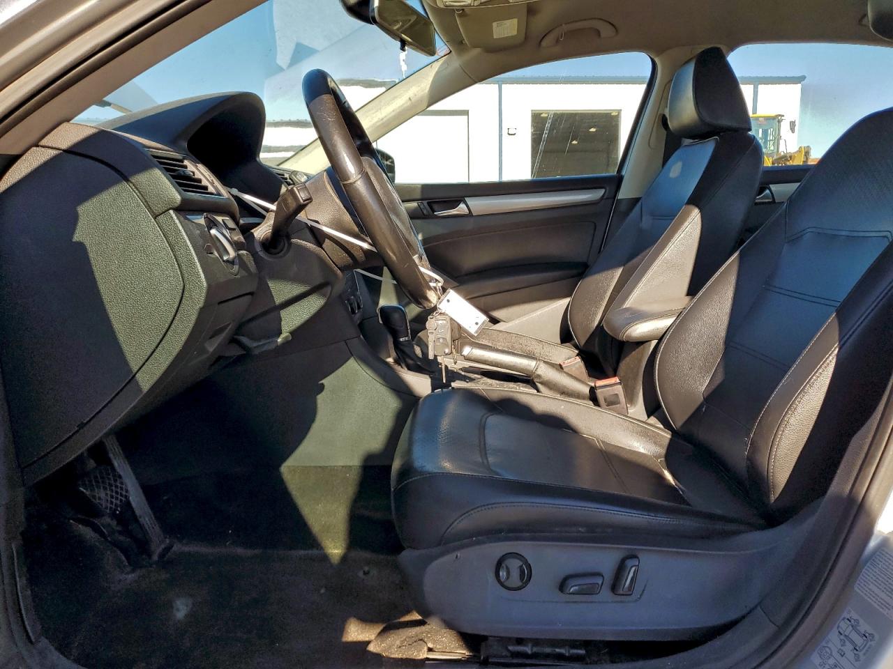 2015 VOLKSWAGEN PASSAT S photo 7