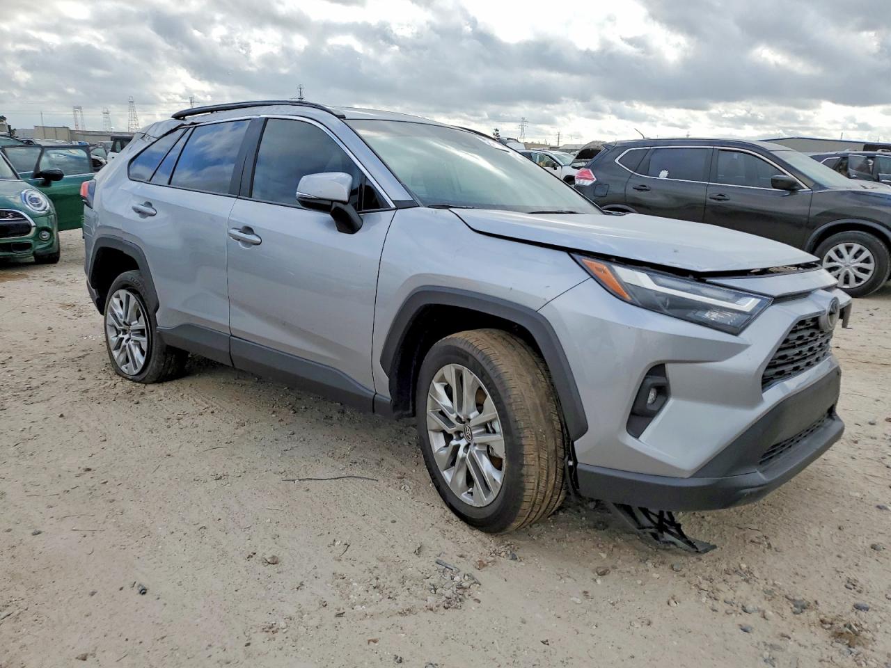 2025 TOYOTA RAV4 XLE PREMIUM photo 4