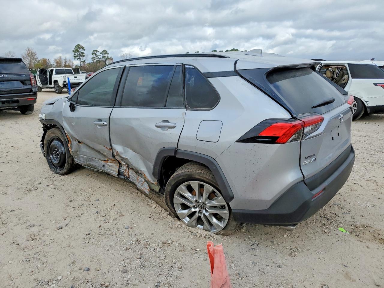 2025 TOYOTA RAV4 XLE PREMIUM photo 2